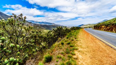 Franschhoek Pass, muhteşem manzarası da Franschhoek ve Villiersdorp içinde Güney Afrika'nın Batı Cape Eyaleti arasında Middagskransberg çalışır Lambrechts yol R45 denir