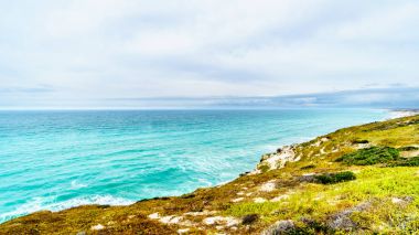 Güzel yanlış Körfezi kıyı şeridi boyunca Baden Powell sürücü arasındaki Macassar ve Muizenberg yakınındaki Cape Town, Güney Afrika