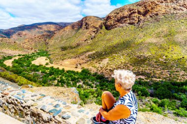 Huis nehir geçiş boyunca tamamen kuru Huisrivier yolu 62 Ladismith ve Calitzdorp küçük Karoo Güney Afrika'nın Batı Cape Province içinde bakarak kadın kıdemli