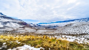 Kış manzara Thompson Nehri Vadisi Trans Kanada yolu boyunca yarı çöl arasında Kamloops ve Cache Creek Merkezi British Columbia, Kanada