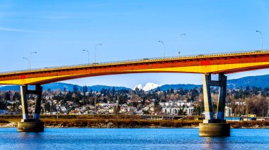 Görev Köprüsü Fraser Nehri Abbotsford şehirleri ve British Columbia, Kanada misyonu şehir üzerinde Robie Reid Mount ile misyon arasındaki otoyol 11