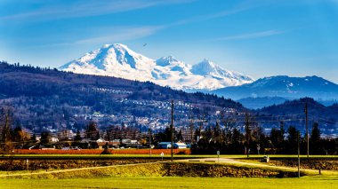 Abbotsford ve British Columbia, Kanada içinde belgili tanımlık geçmiş Baker Dağı ile görevde şehirleri, Matsqui Dyke yakınındaki tarım arazileri