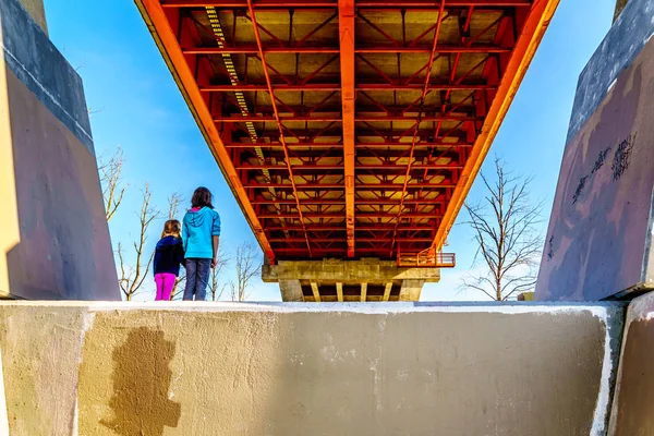 Two Girls Awe Massive Steel Concrete Structure Mission Bridge Fraser — Stock Photo, Image