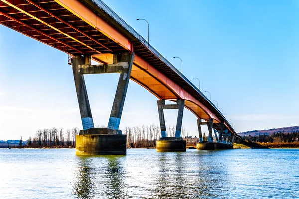 任务桥梁在弗雷泽河在高速公路11从 Matsqui 堤在阿伯茨福德镇之间和使命在不列颠哥伦比亚省 加拿大 — 图库照片