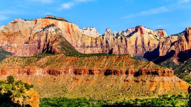 Sunrise tepesinde. Kinesava ve ABD 'nin Utah kentindeki Zion Ulusal Parkı' ndaki Batı Tapınağı, Watchman Trail 'de sabahın erken saatlerinde yapılan yürüyüş sırasında,