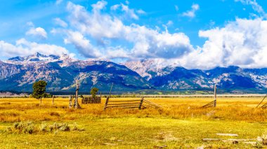 Terk edilmiş tarım arazileri Mormom Row 'da Cloud ile kaplı Grand Tetons Tepeleri Grand Tetons Ulusal Parkı' nda Jackson Hole, Wyoming, ABD