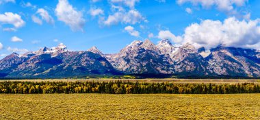 Grand Tetons Ulusal Parkı 'ndaki Grand Tetons Tepelerini kaplayan bulutlar Jackson Hole, Wyoming, ABD yakınlarındaki Mormon Row' dan izleniyor.