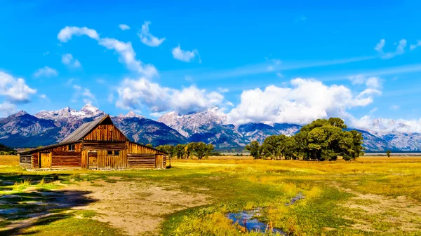 Een Verlaten Schuur Mormon Row Met Achtergrond Wolken Bedekt Pieken — Stockfoto