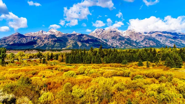 Herbstfarben Umgeben Die Wolkenbedeckten Gipfel Der Grand Tetons Grand Tetons — Stockfoto