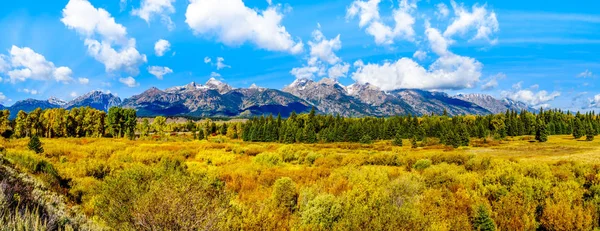 Fall Färger Som Omger Molnet Täckte Toppar Grand Tetons Grand — Stockfoto