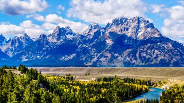 Wyoming 'deki Grand Tetons Ulusal Parkı, 191 no' lu otobanda Snake River Overlook 'dan izlenen kıvrımlı Yılan Nehri' nin arkasındaki Grand Tetons tepeleri