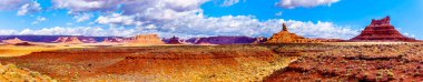 Red Sandstone Buttes ve Pinnacles, Amerika Birleşik Devletleri 'nin Utah eyaletinin Meksika Şapkası yakınlarındaki Tanrılar Vadisi' ndeki yarı çöl manzarasında.