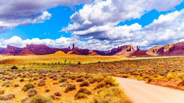 Winding Gravel Road Runs Red Sandstone Buttes Pinnacles Semi Desert — Stock Photo, Image