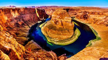 Colorado Nehri 'nin ünlü Horseshoe Bend' i Amerika Birleşik Devletleri, Arizona, Page yakınlarındaki yarı çöl manzarasında.