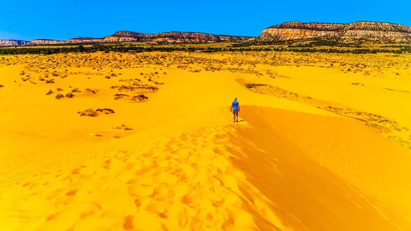 Aktywna Starsza Kobieta Wędrująca Wydmach Coral Pink Sand Dunes State — Zdjęcie stockowe