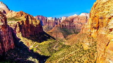 Zion Kanyonu, kanyon zemininde Zion-Mount Carmel Otobanı 'nın virajlarıyla Birleşik Devletler' in Utah eyaletindeki Zion Ulusal Parkı 'ndaki Kanyon Tepesi Yolu' nun tepesinden görüldü.