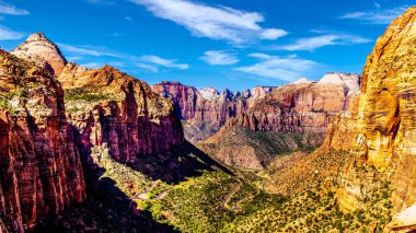 Zion Kanyonu, kanyon zemininde Zion-Mount Carmel Otobanı 'nın virajlarıyla Birleşik Devletler' in Utah eyaletindeki Zion Ulusal Parkı 'ndaki Kanyon Tepesi Yolu' nun tepesinden görüldü.