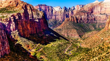 Zion Kanyonu, kanyon zemininde Zion-Mount Carmel Otobanı 'nın virajlarıyla Birleşik Devletler' in Utah eyaletindeki Zion Ulusal Parkı 'ndaki Kanyon Tepesi Yolu' nun tepesinden görüldü.