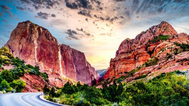 Amerika Birleşik Devletleri 'nin Utah eyaletindeki Zion Ulusal Parkı' nın kuzeybatısındaki Kolob Kanyonu 'ndaki Lee Geçidi' nde Buck Pasture Dağı 'nın Kızıl Kayalıkları' nın üzerinde gün doğumu.