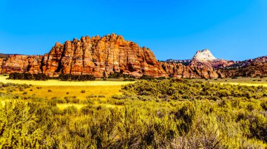 Kolob Terrace Yolu 'ndan Amerika Birleşik Devletleri' nin Utah eyaletindeki Zion Ulusal Parkı 'ndaki Kolob Platosu' nun 8000 feet yüksekliğine uzanan Kızıl Kum Taşı Dağları görüldü.