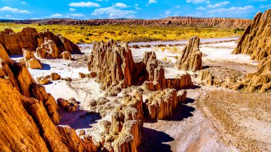 Nevada Çölü 'ndeki Katedral Korusu Eyalet Parkı' ndaki yumuşak volkanik Bentonit Clay 'in erozyonundan kaynaklanan Slot Kanyonları ve Hoodoos' un dramatik ve benzersiz desenleri.