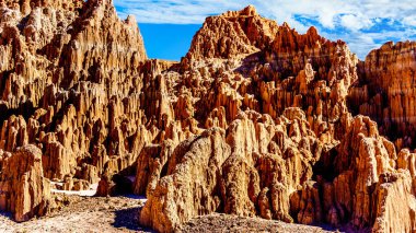 Nevada Çölü 'ndeki Katedral Korusu Eyalet Parkı' ndaki yumuşak volkanik Bentonit Clay 'in erozyonundan kaynaklanan Slot Kanyonları ve Hoodoos' un dramatik ve benzersiz desenleri.