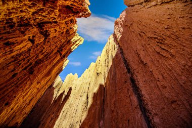 Nevada Çölü 'ndeki Katedral Korusu Eyalet Parkı' ndaki yumuşak volkanik Bentonit Clay 'in erozyonundan kaynaklanan Slot Kanyonlarının dramatik ve benzersiz desenlerinin üzerinde.