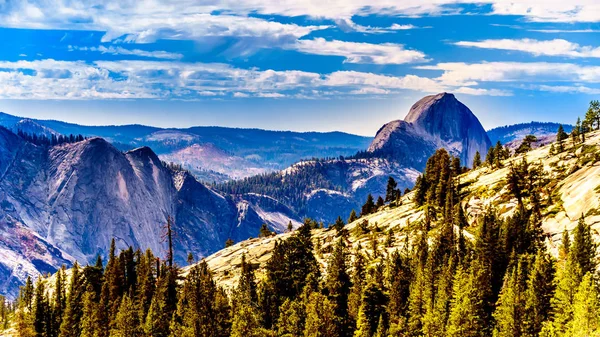 Granit Dağları Yosemite Ulusal Parkı Nın Ünlü Half Dome Manzarası — Stok fotoğraf
