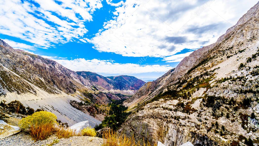 The Tioga Pass with an elevation of 3,031m crosses the rugged Sierra Nevada Mountains at the East Entrance to Yosemite National Park, California, United States