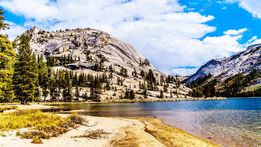 Granite Mountains surrounding the clear glacial water of Tenaya Lake at an elevation of 2484m in Yosemite National Park, California, United States