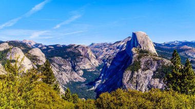 Sierra Nevada yüksek kırsalındaki Buzul Noktası Yolu 'nun sonundaki Buzul Noktası' ndan, Yosemite Ulusal Parkı, Kaliforniya, Usa 'daki ünlü Yarım Kubbe' nin eğri dişli manzarası.