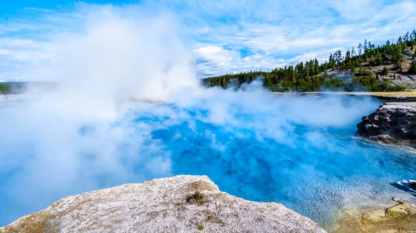 美国怀俄明州黄石公园大棱镜春道下间歇泉陨石坑的蓝绿色水 — 图库照片