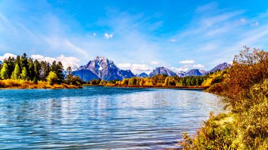 Moran Dağı ve Grand Teton Ulusal Parkı 'ndaki Teton Dağları' nın çevresindeki dağlar. Wyoming, Birleşik Devletler 'deki Yılan Nehri' nin Oxbow Bend 'inden izlendi.