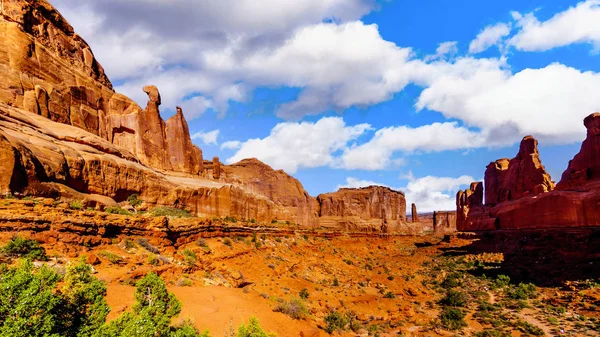 Sandstein Hoodoos Zinnen Und Felsflossen Tal Der Parkallee Arches National — Stockfoto