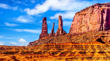 ABD 'nin Arizona ve Utah sınırındaki Navajo Kabile Parkı' ndaki Anıt Vadisi 'ndeki Üç Kız Kardeş ve Mitchell Mesa' nın yüksek kırmızı kumtaşı oluşumları.
