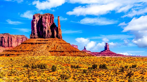 Towering Red Sandstone Formation West Mitten Butte Navajo Nation Monument — Stock Photo, Image