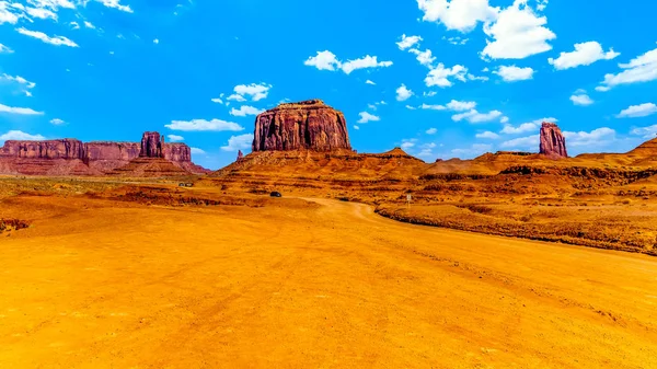 Estrada Cascalho Que Passa Pelas Altas Formações Arenito Vermelho Merrick — Fotografia de Stock