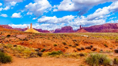 Red Sandstone Buttes ve Pinnacles, Amerika Birleşik Devletleri 'nin Utah eyaletinin Meksika Şapkası yakınlarındaki Tanrılar Vadisi' ndeki yarı çöl manzarasında.
