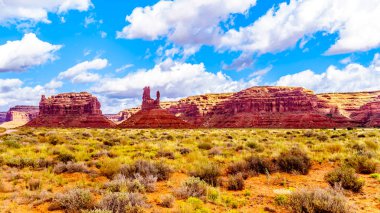 Red Sandstone Buttes ve Pinnacles, Amerika Birleşik Devletleri 'nin Utah eyaletinin Meksika Şapkası yakınlarındaki Tanrılar Vadisi' ndeki yarı çöl manzarasında.