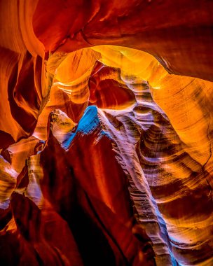 Navajo 'daki ünlü Slot Kanyonlarından biri olan Yukarı Antilop Kanyonu' nun pürüzsüz kıvrımlı Kızıl Navajo Kum Taşı duvarlarına bakarak Amerika Birleşik Devletleri 'nin Arizona sayfasındaki