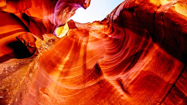 Blue Sky Soepele Gebogen Red Navajo Sandstone Muren Bij Ingang — Stockfoto