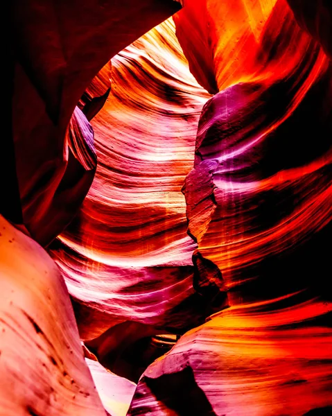 米国アリゾナ州ページ近くのナバホの土地で有名なスロットキャニオンの1つである上アンテロープキャニオンの滑らかな湾曲した赤いナバホ砂岩の壁 — ストック写真