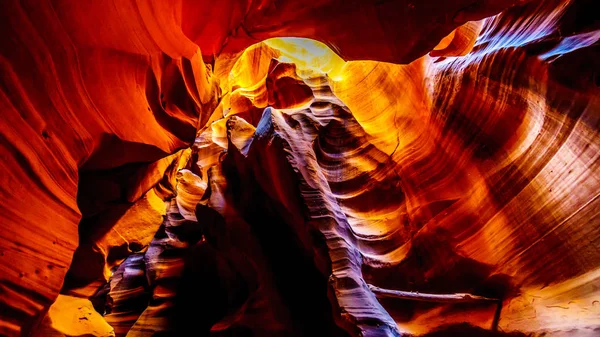 Kijkend Naar Soepele Gebogen Red Navajo Sandstone Muren Van Upper — Stockfoto