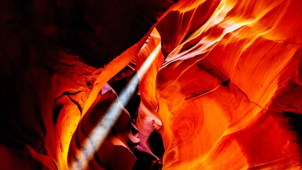 Solstrålar Övre Antelope Canyon Slät Böjda Röda Navajo Sandstensväggar Canyon — Stockfoto