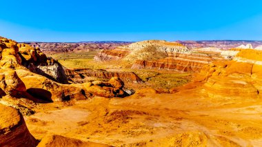 Utah, Birleşik Devletler 'deki Büyük Merdiven-Escalante Anıtı' ndaki Toadstool Yolu üzerindeki renkli kumtaşı dağları.