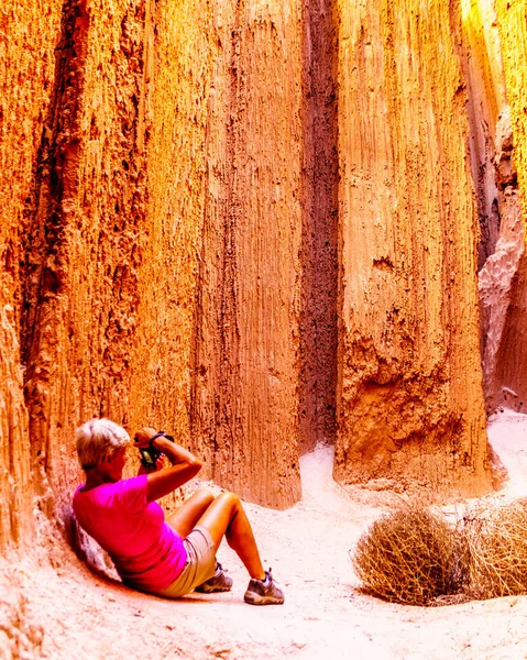 Fotógrafa Feminina Nos Padrões Dramáticos Únicos Slot Canyons Causados Pela — Fotografia de Stock
