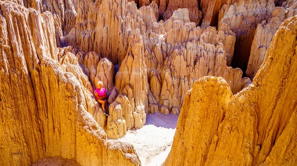 Senior Woman Hiking Slot Canyons Hoodoos Caused Erosion Soft Vulcanic — Fotografia de Stock