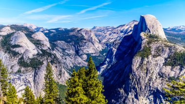 Sierra Nevada Dağları 'ndaki Yosemite Vadisi' nde sağında ünlü Half Dome granit kaya oluşumu var. Yosemite Ulusal Parkı 'ndaki Buzul Noktası, Kaliforniya, Birleşik Devletler