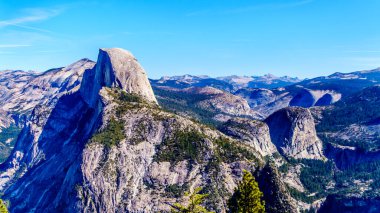 Solunda ünlü Half Dome granit kaya oluşumuyla Sierra Nevada Dağları. Yosemite Ulusal Parkı 'ndaki Buzul Noktası, Kaliforniya, Birleşik Devletler