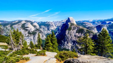 Sierra Nevada Dağları 'ndaki Yosemite Vadisi' nde sağında ünlü Half Dome granit kaya oluşumu var. Yosemite Ulusal Parkı 'ndaki Buzul Noktası, Kaliforniya, Birleşik Devletler